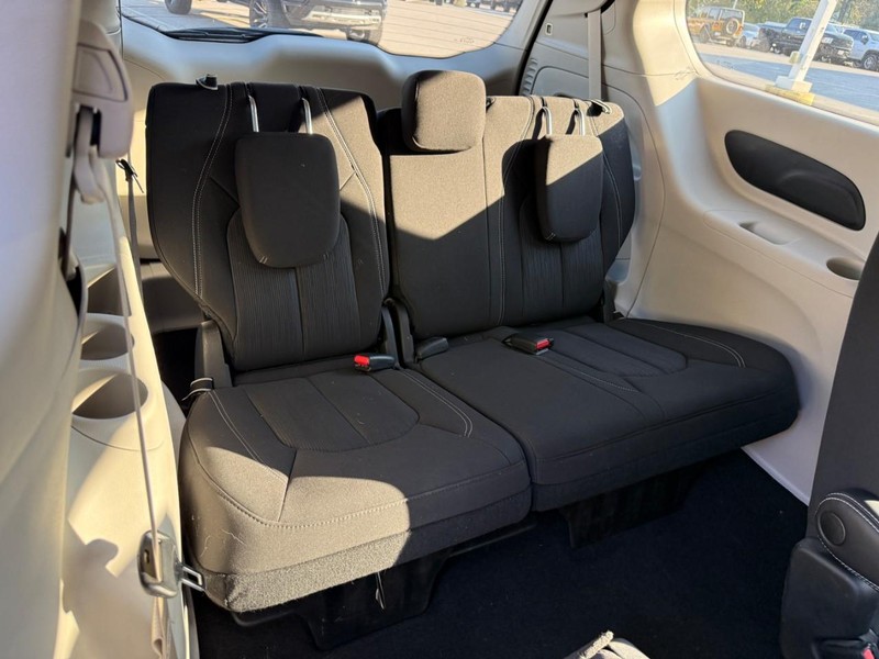 Chrysler Voyager Vehicle Image 14