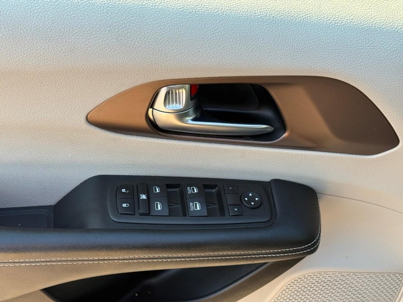 Chrysler Voyager Vehicle Image 19