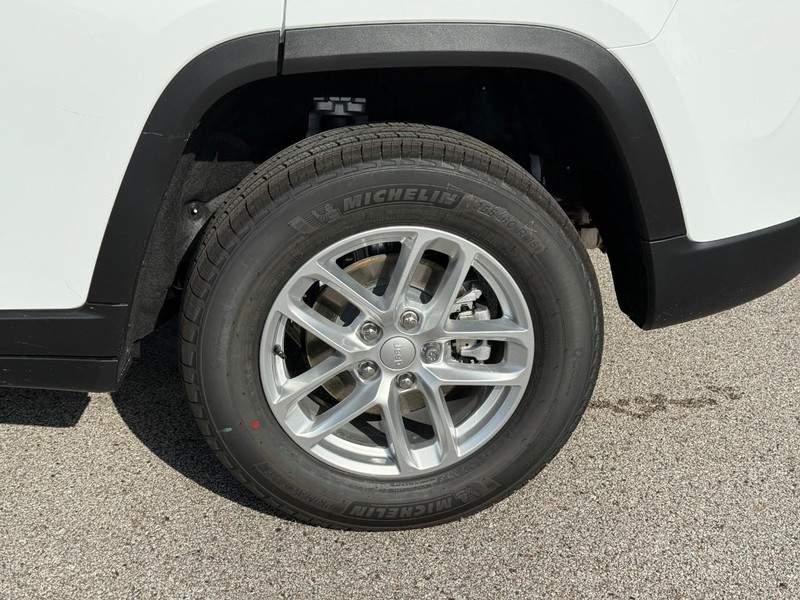 Jeep Grand Cherokee Vehicle Image 05