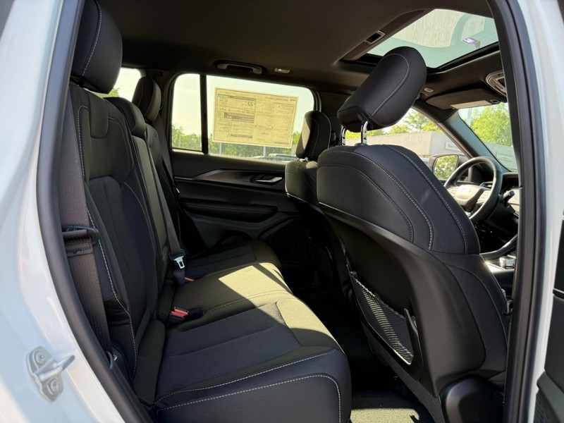 Jeep Grand Cherokee Vehicle Image 08