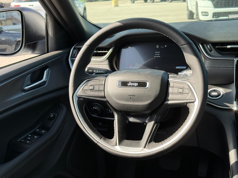 Jeep Grand Cherokee Vehicle Image 11