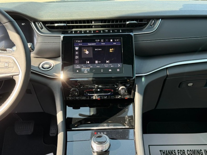 Jeep Grand Cherokee Vehicle Image 12