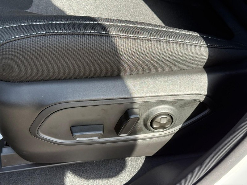Jeep Grand Cherokee Vehicle Image 16