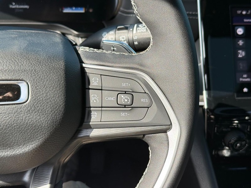 Jeep Grand Cherokee Vehicle Image 18