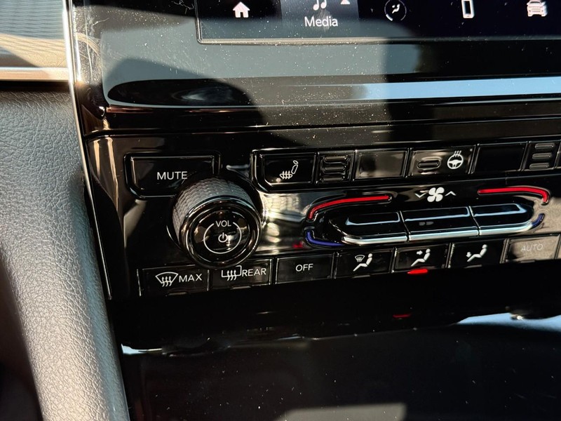 Jeep Grand Cherokee Vehicle Image 20