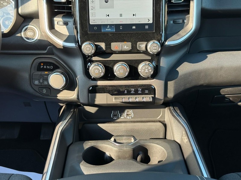 Ram 1500 Vehicle Full-screen Gallery Image 9
