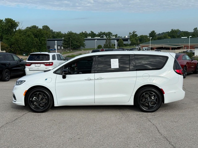 Chrysler Pacifica Vehicle Full-screen Gallery Image 2