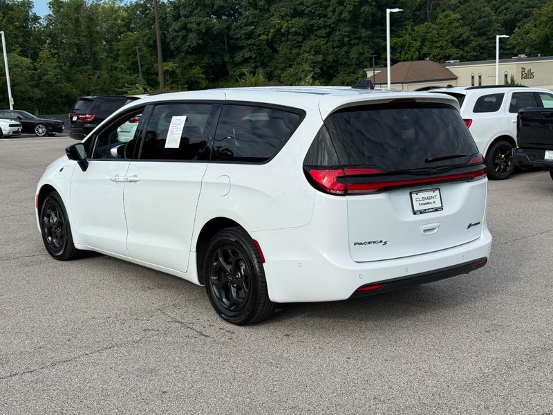 Chrysler Pacifica Vehicle Full-screen Gallery Image 3