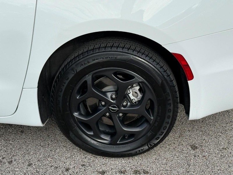 Chrysler Pacifica Vehicle Full-screen Gallery Image 4