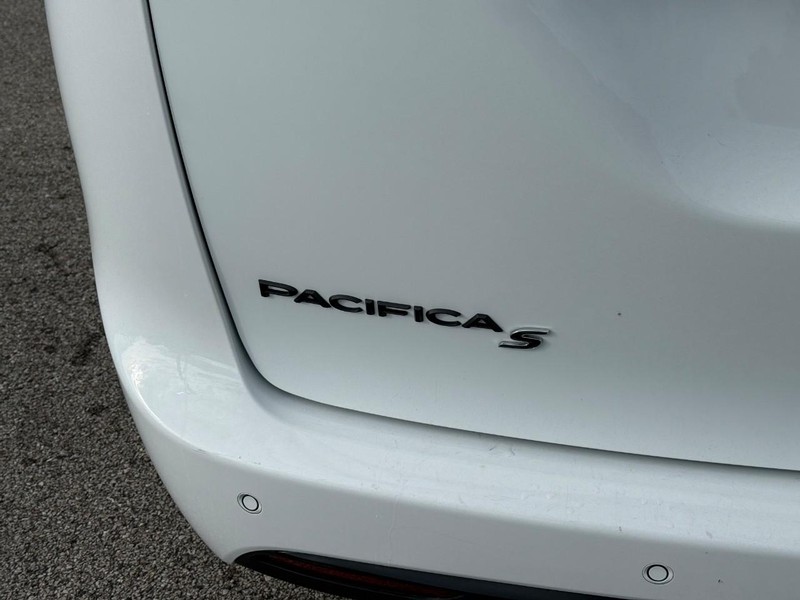 Chrysler Pacifica Vehicle Full-screen Gallery Image 5