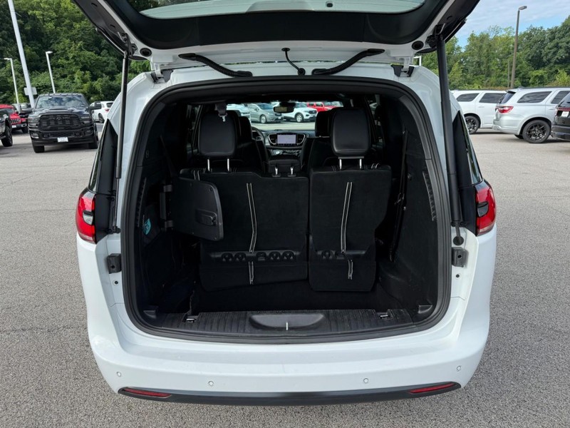 Chrysler Pacifica Vehicle Full-screen Gallery Image 6