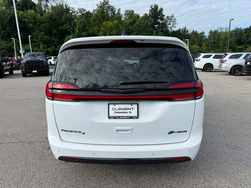Chrysler Pacifica Vehicle Full-screen Gallery Image 7