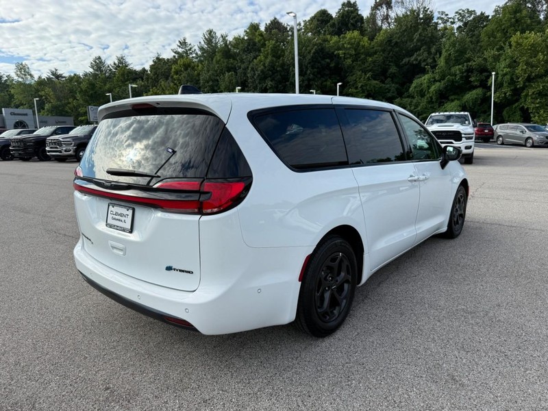 Chrysler Pacifica Vehicle Full-screen Gallery Image 8