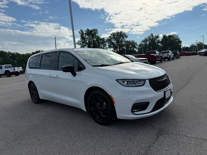 Chrysler Pacifica Vehicle Full-screen Gallery Image 9
