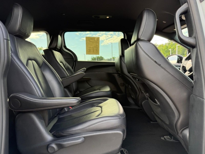 Chrysler Pacifica Vehicle Full-screen Gallery Image 11