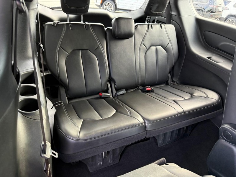 Chrysler Pacifica Vehicle Full-screen Gallery Image 12