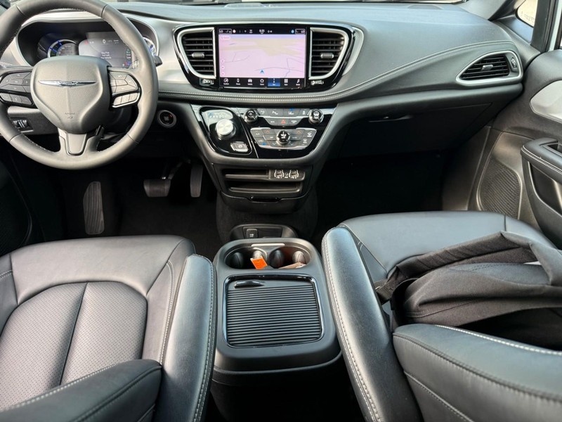Chrysler Pacifica Vehicle Full-screen Gallery Image 13
