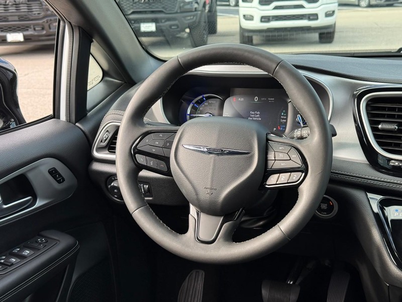Chrysler Pacifica Vehicle Full-screen Gallery Image 14