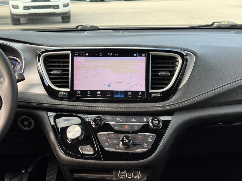 Chrysler Pacifica Vehicle Full-screen Gallery Image 15