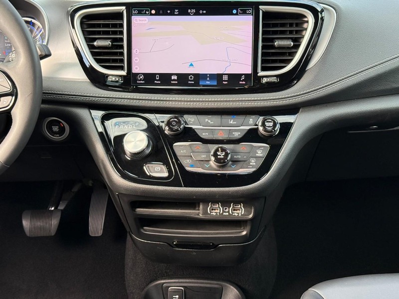 Chrysler Pacifica Vehicle Full-screen Gallery Image 16