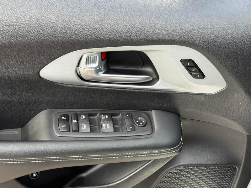 Chrysler Pacifica Vehicle Full-screen Gallery Image 17