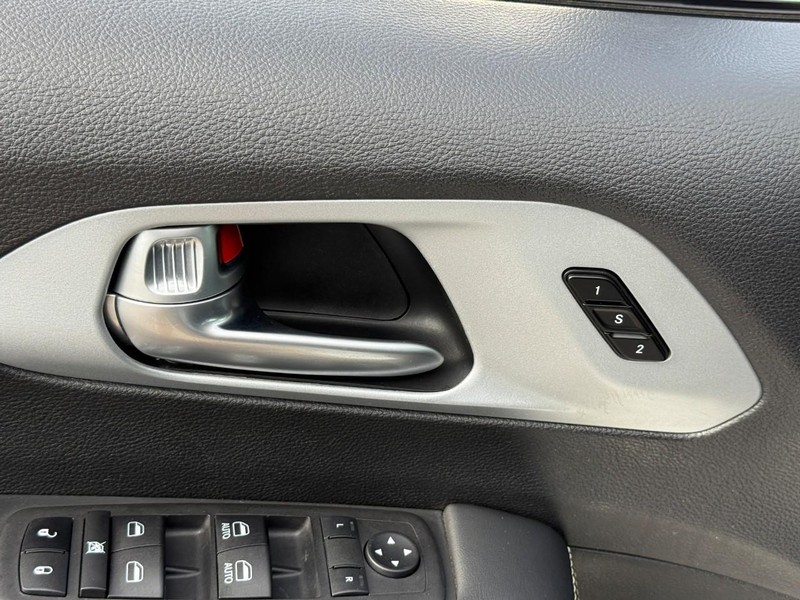 Chrysler Pacifica Vehicle Full-screen Gallery Image 18