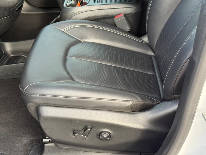 Chrysler Pacifica Vehicle Full-screen Gallery Image 19