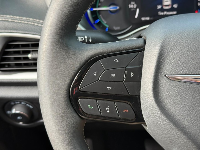 Chrysler Pacifica Vehicle Full-screen Gallery Image 21