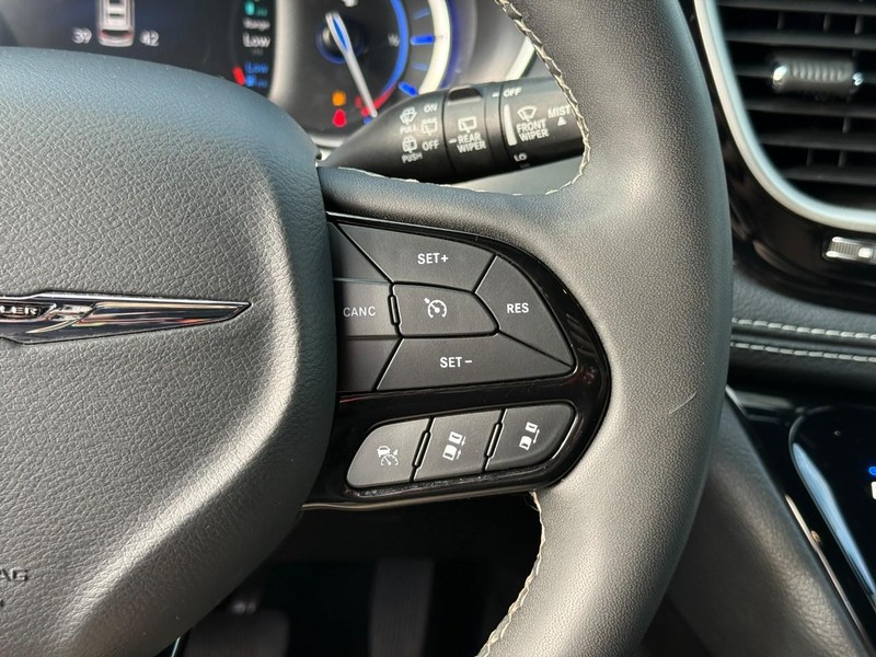 Chrysler Pacifica Vehicle Full-screen Gallery Image 22
