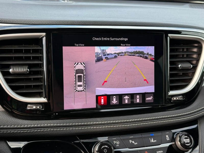 Chrysler Pacifica Vehicle Full-screen Gallery Image 25