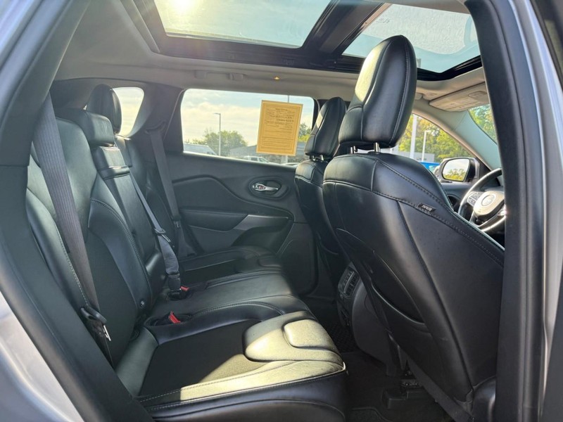 Jeep Cherokee Vehicle Full-screen Gallery Image 11