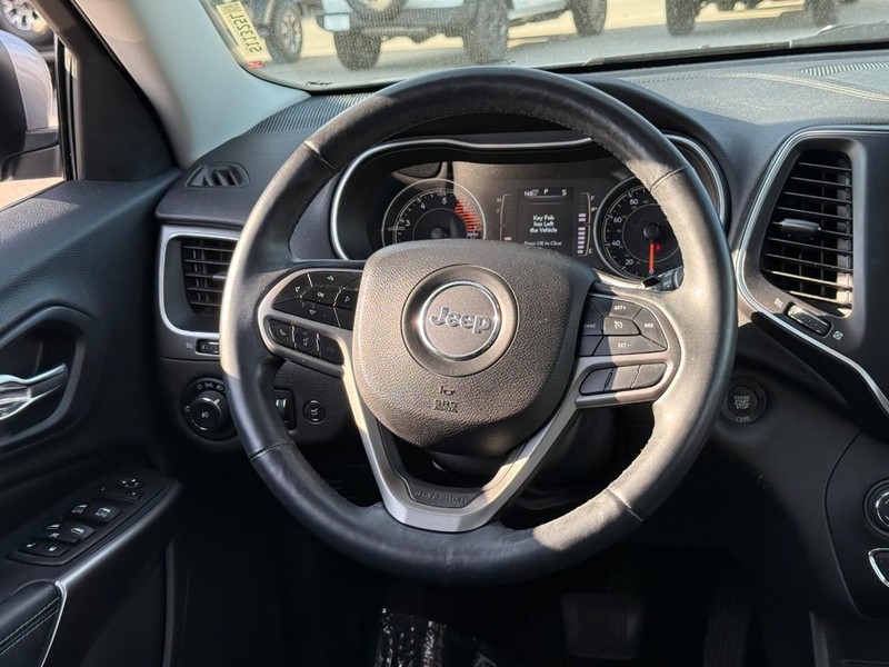 Jeep Cherokee Vehicle Full-screen Gallery Image 13