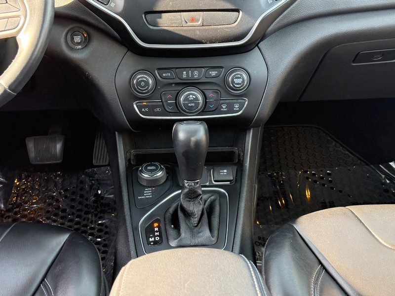 Jeep Cherokee Vehicle Full-screen Gallery Image 15