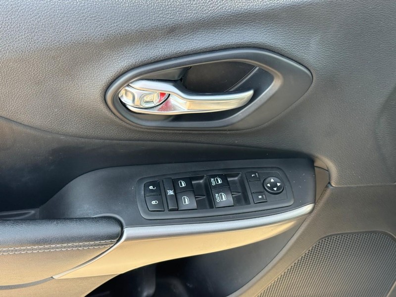 Jeep Cherokee Vehicle Full-screen Gallery Image 16
