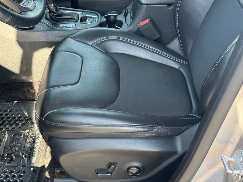 Jeep Cherokee Vehicle Full-screen Gallery Image 17