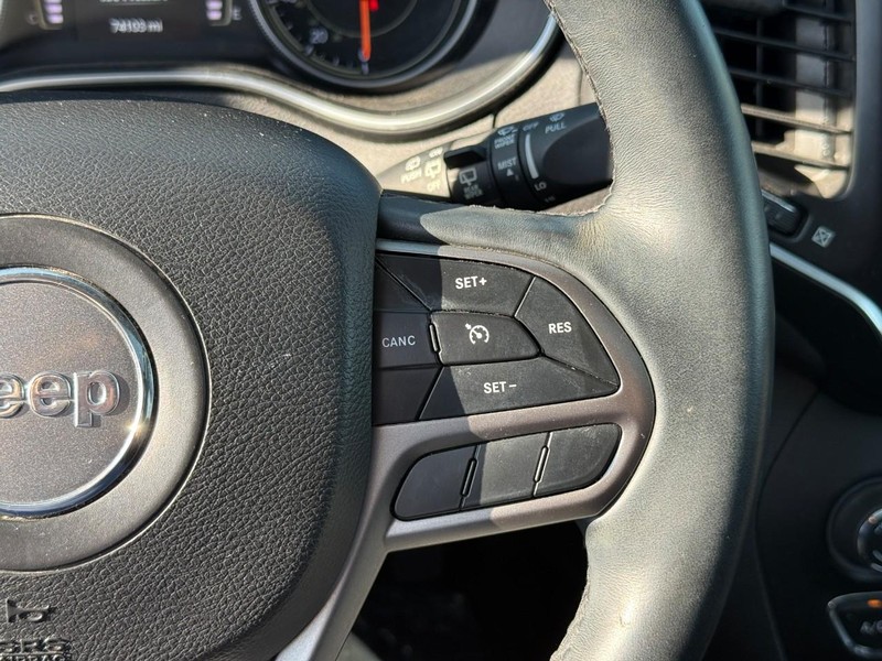 Jeep Cherokee Vehicle Full-screen Gallery Image 20