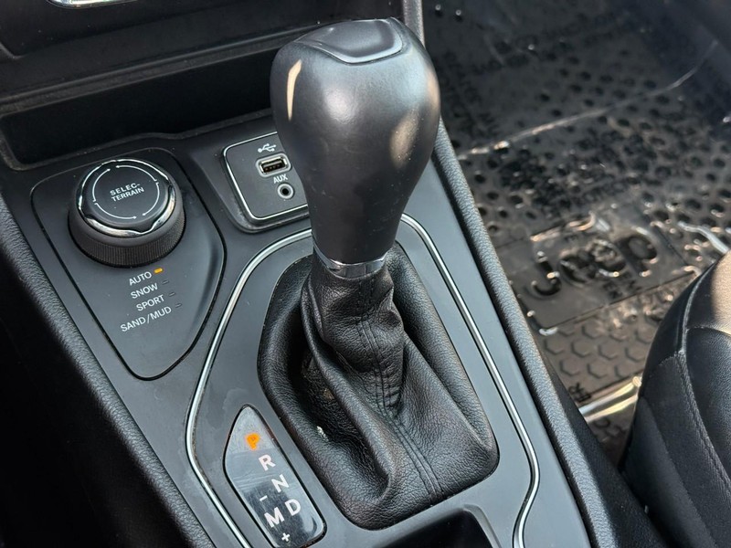 Jeep Cherokee Vehicle Full-screen Gallery Image 22