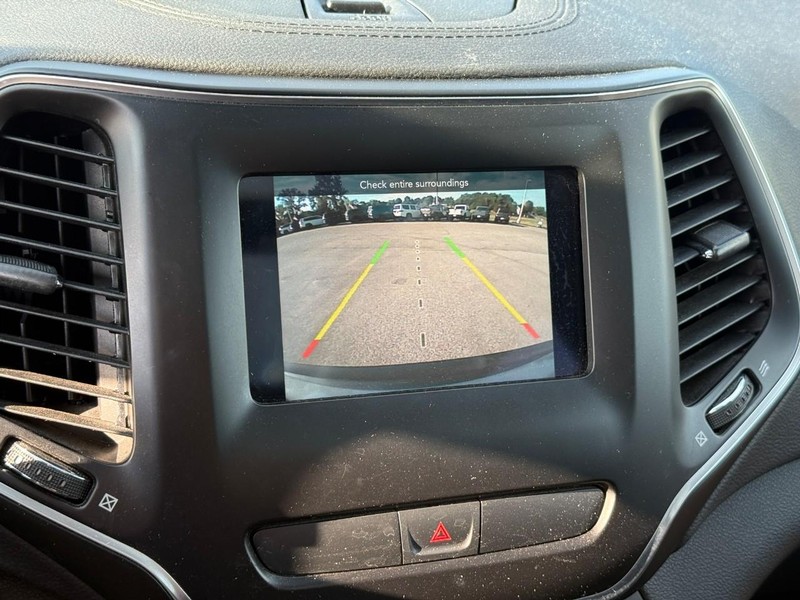 Jeep Cherokee Vehicle Full-screen Gallery Image 24