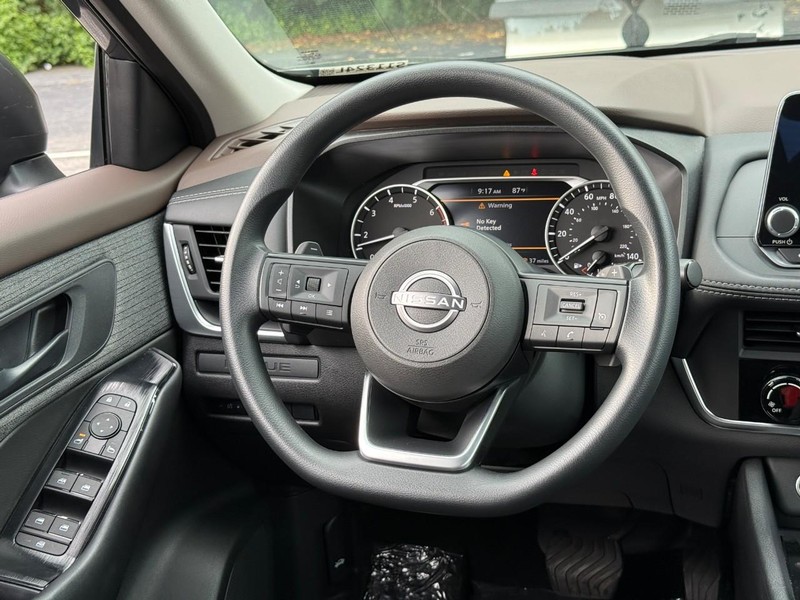 Nissan Rogue Vehicle Image 16