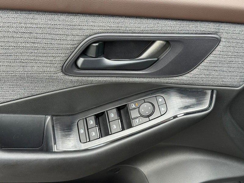 Nissan Rogue Vehicle Image 19
