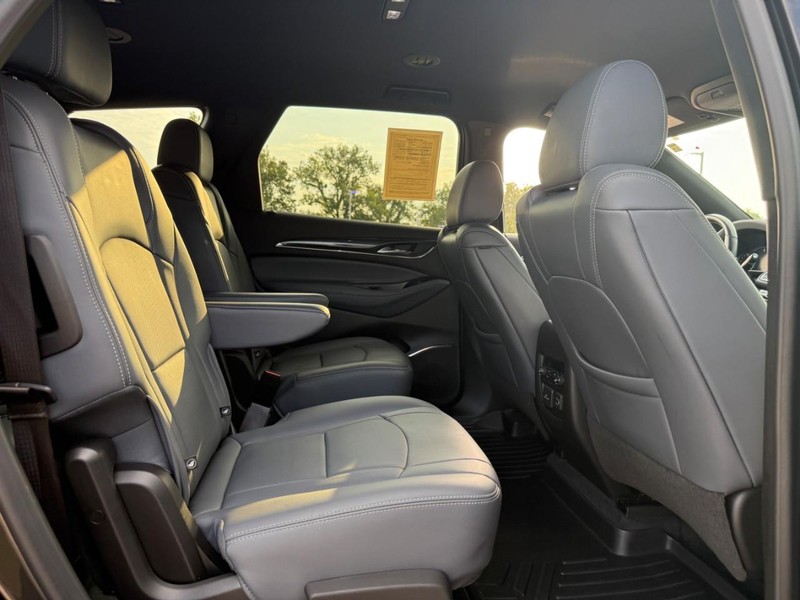 Buick Enclave Vehicle Full-screen Gallery Image 10