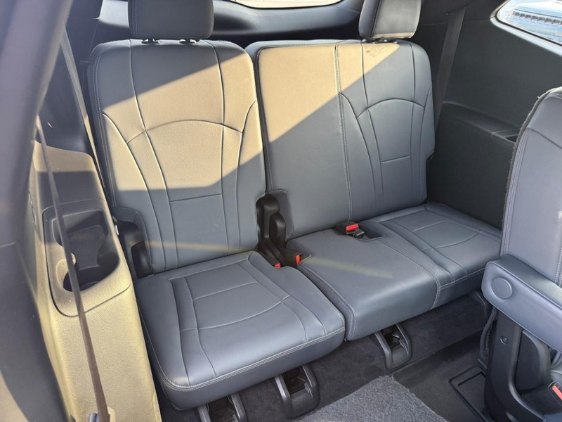 Buick Enclave Vehicle Full-screen Gallery Image 11