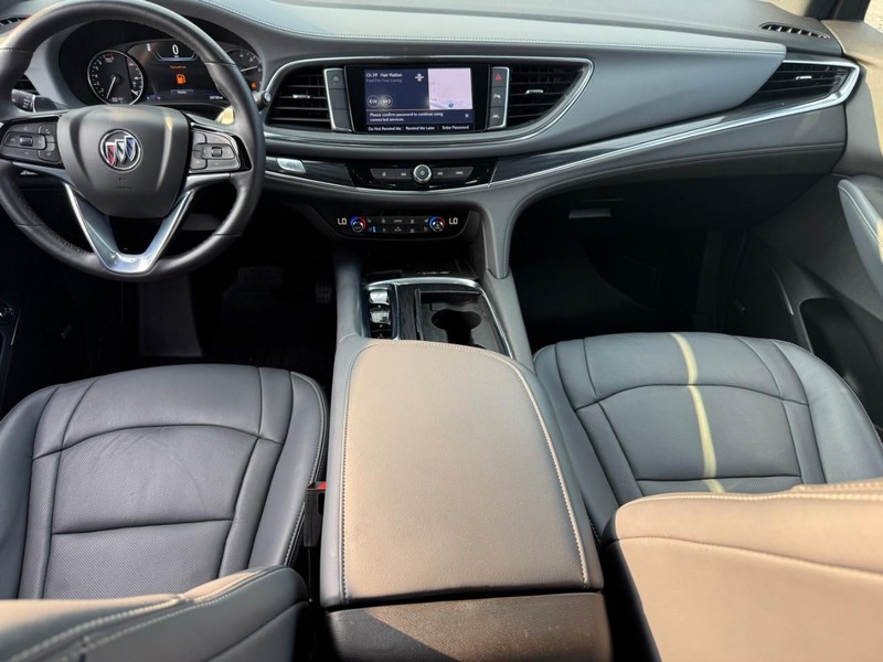 Buick Enclave Vehicle Full-screen Gallery Image 12
