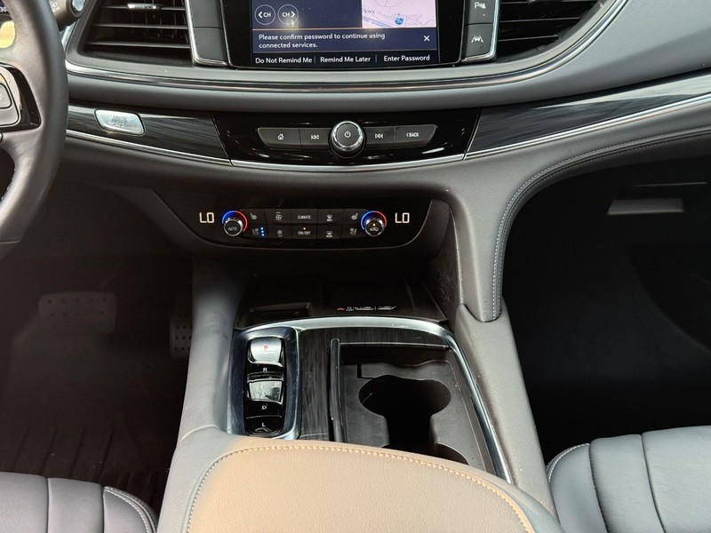 Buick Enclave Vehicle Full-screen Gallery Image 15