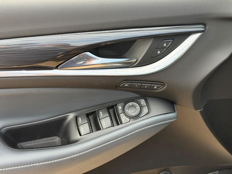 Buick Enclave Vehicle Full-screen Gallery Image 16