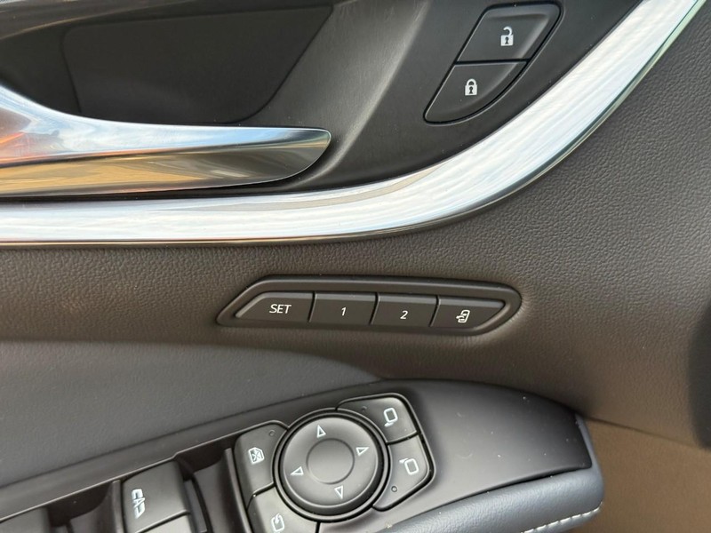 Buick Enclave Vehicle Full-screen Gallery Image 17
