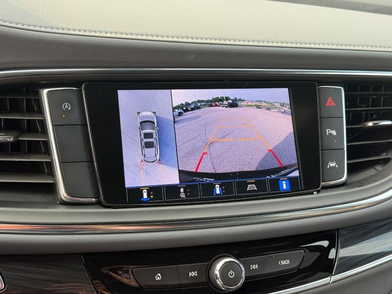 Buick Enclave Vehicle Full-screen Gallery Image 24