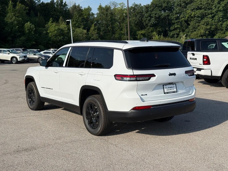 Jeep Grand Cherokee L Vehicle Full-screen Gallery Image 3