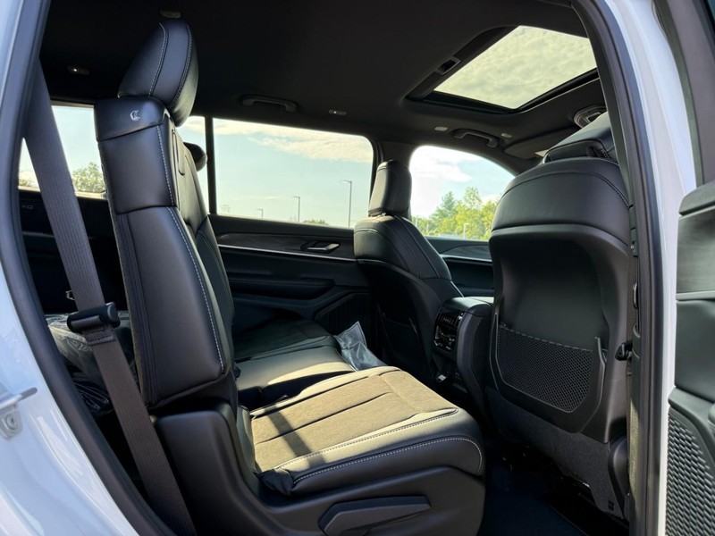 Jeep Grand Cherokee L Vehicle Full-screen Gallery Image 5