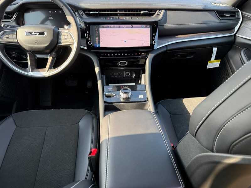 Jeep Grand Cherokee L Vehicle Full-screen Gallery Image 6